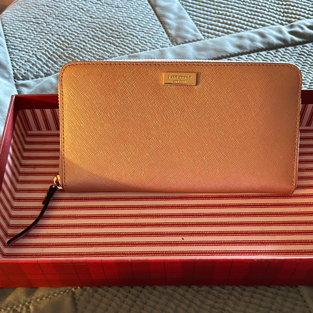 Kate Spade Wallet Rose Gold Detail
